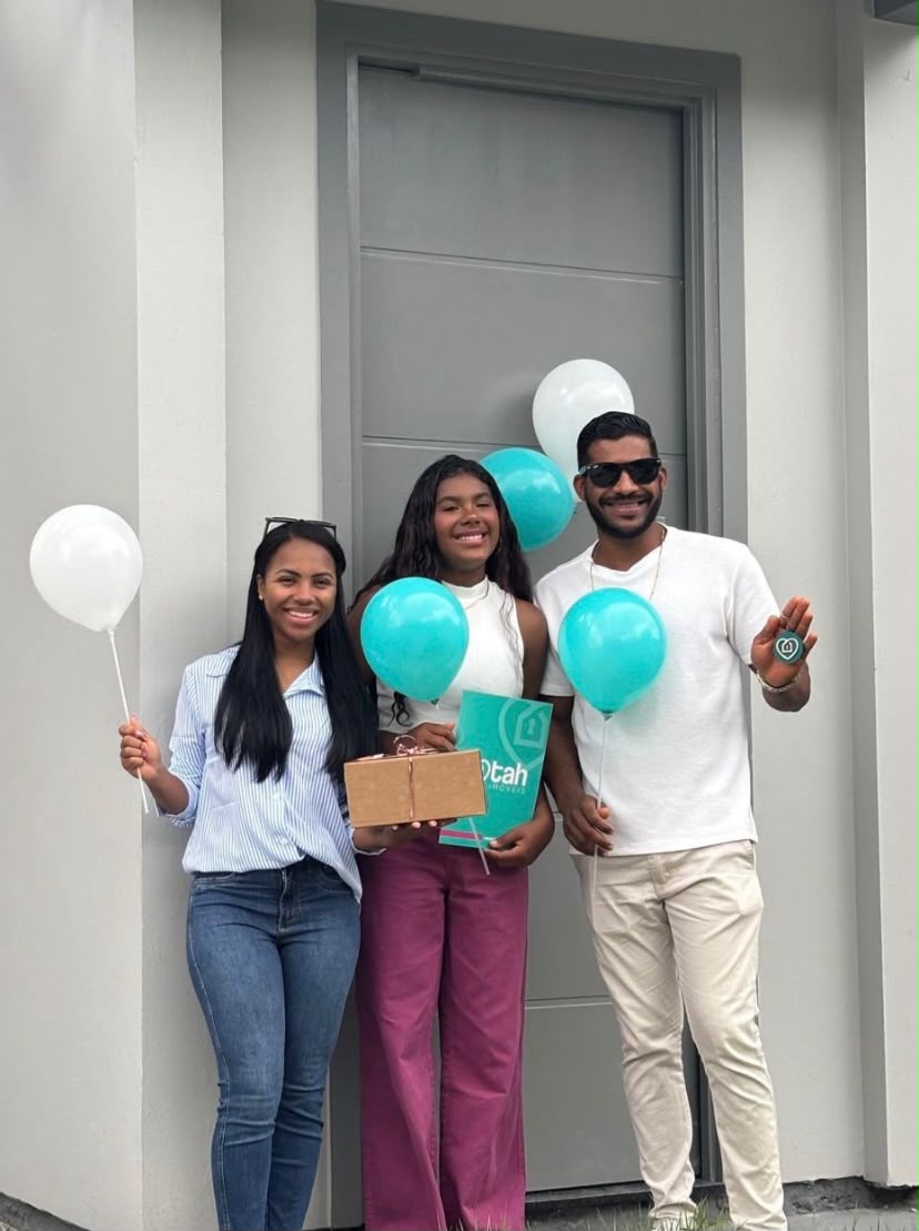 Clientes da Tah Imóveis celebrando a conquista do imóvel