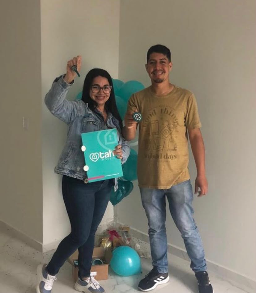 Clientes da Tah Imóveis celebrando a conquista do imóvel