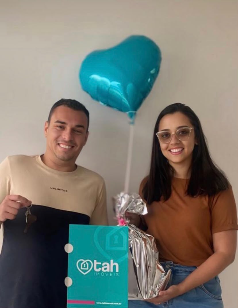 Clientes da Tah Imóveis celebrando a conquista do imóvel