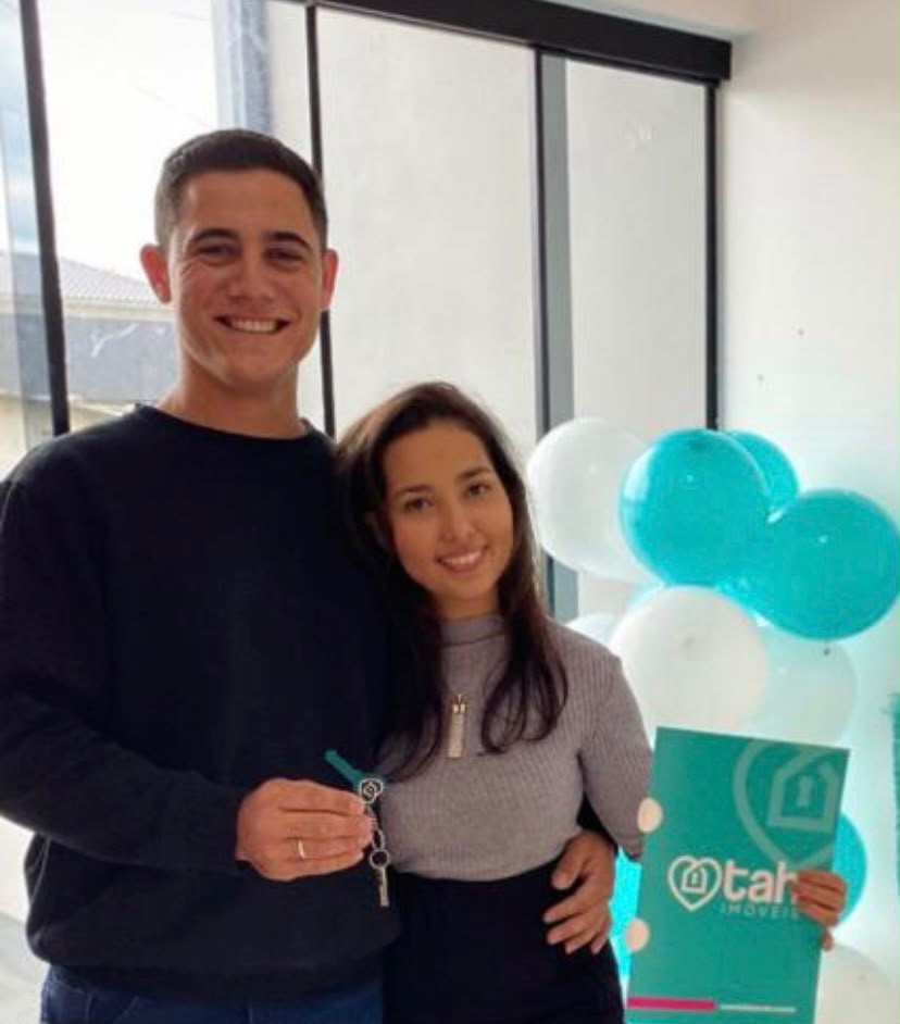 Clientes da Tah Imóveis celebrando a conquista do imóvel