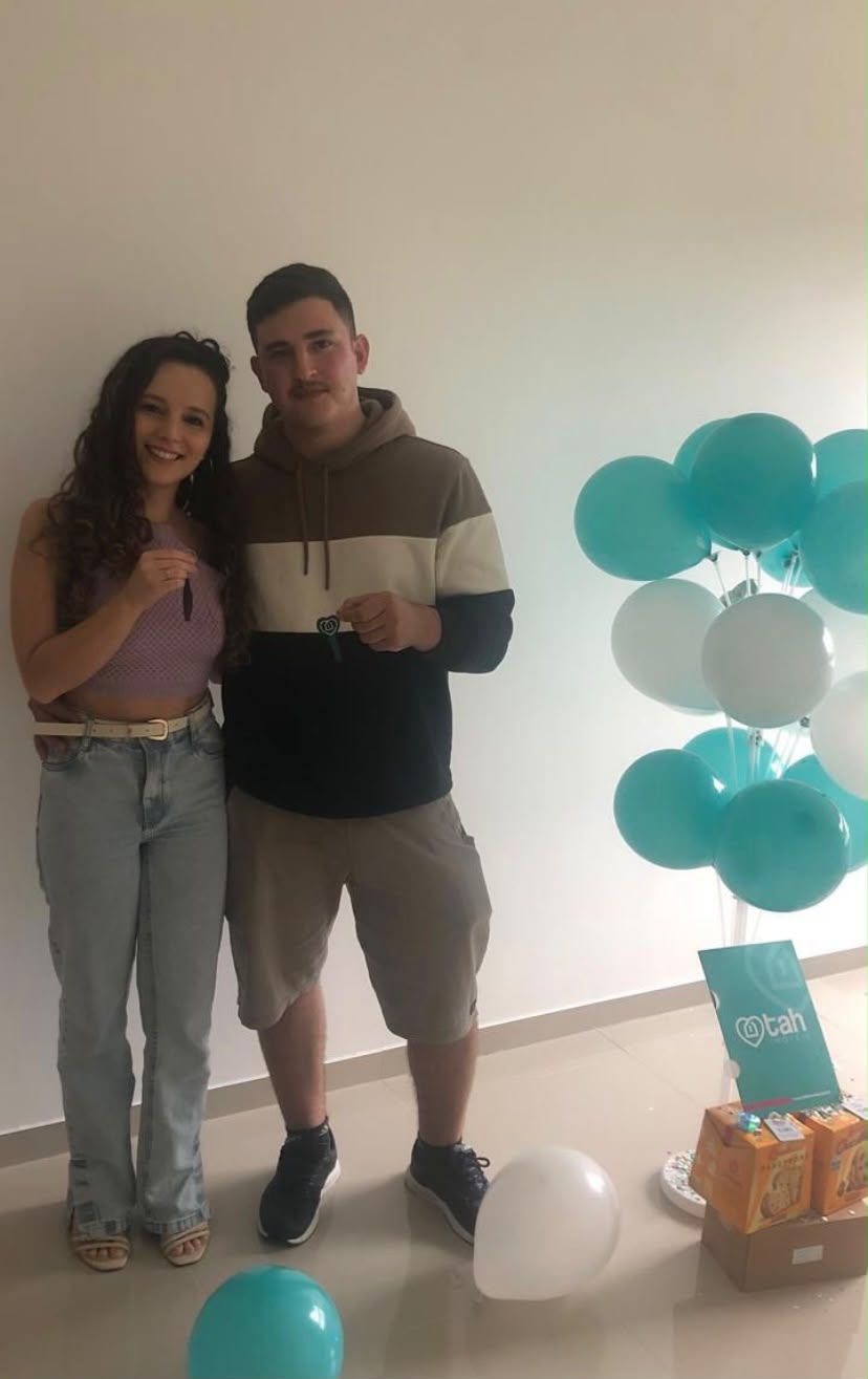 Clientes da Tah Imóveis celebrando a conquista do imóvel