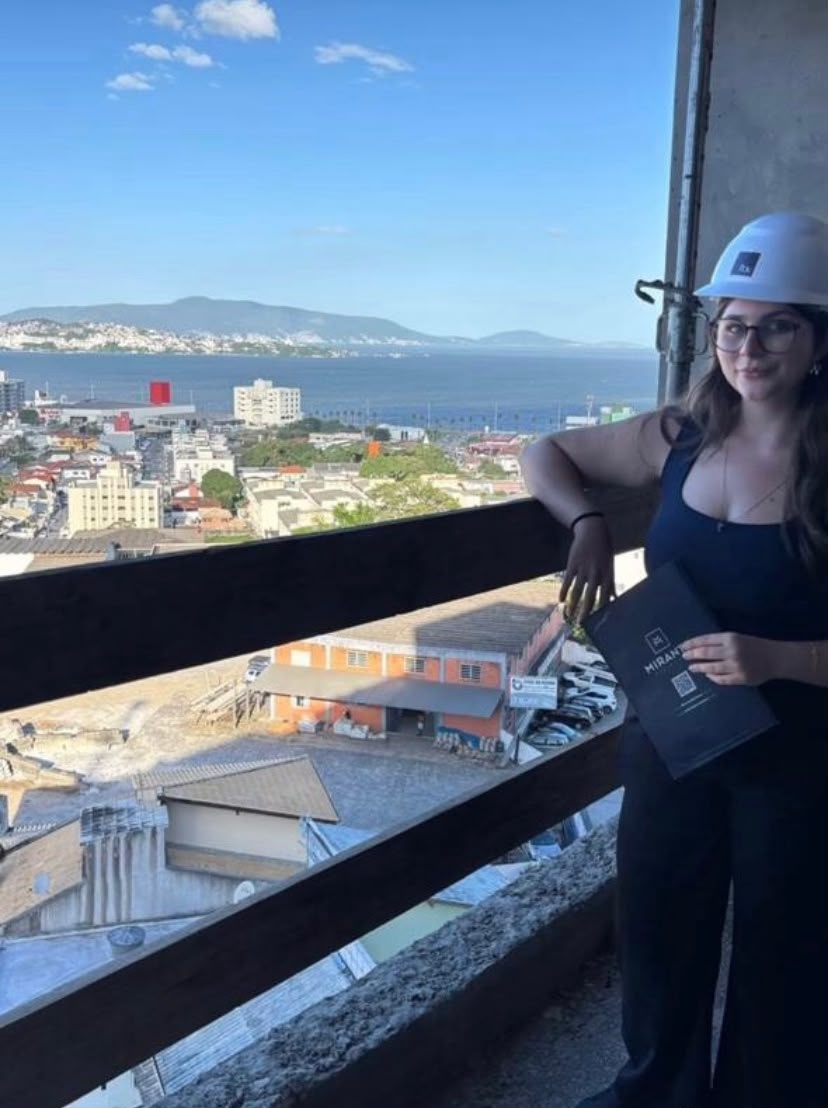 Clientes da Tah Imóveis celebrando a conquista do imóvel