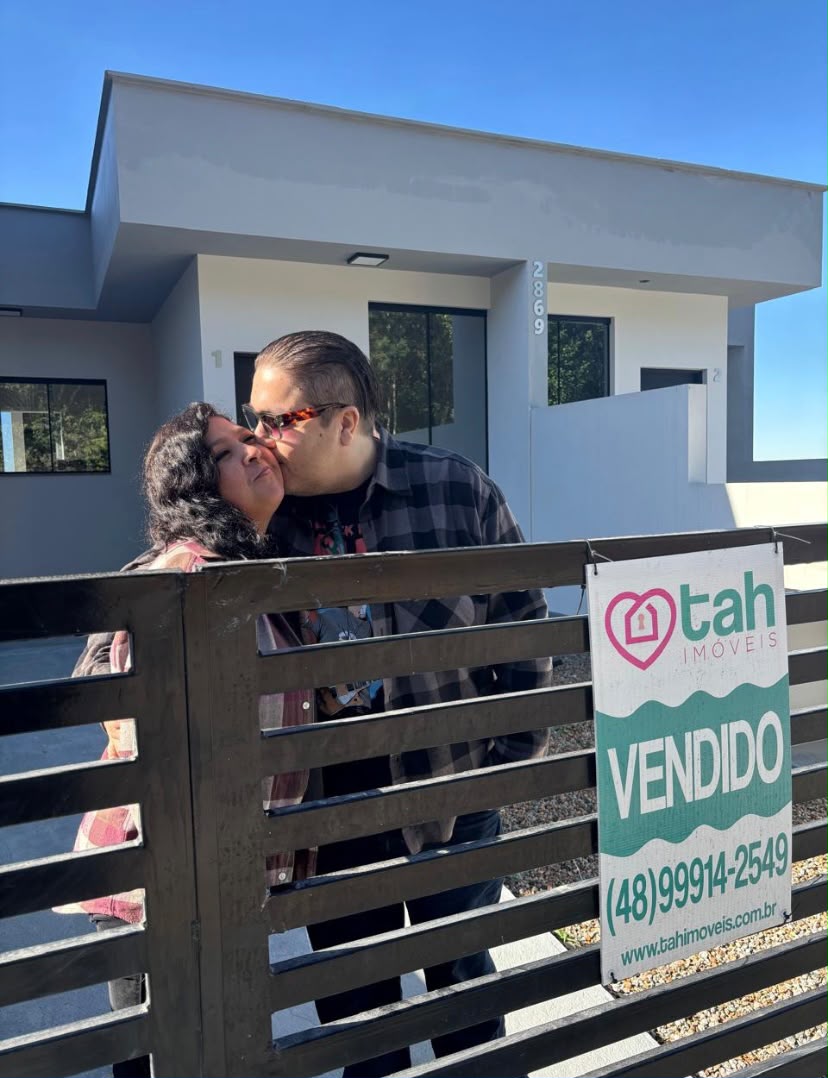 Clientes da Tah Imóveis celebrando a conquista do imóvel