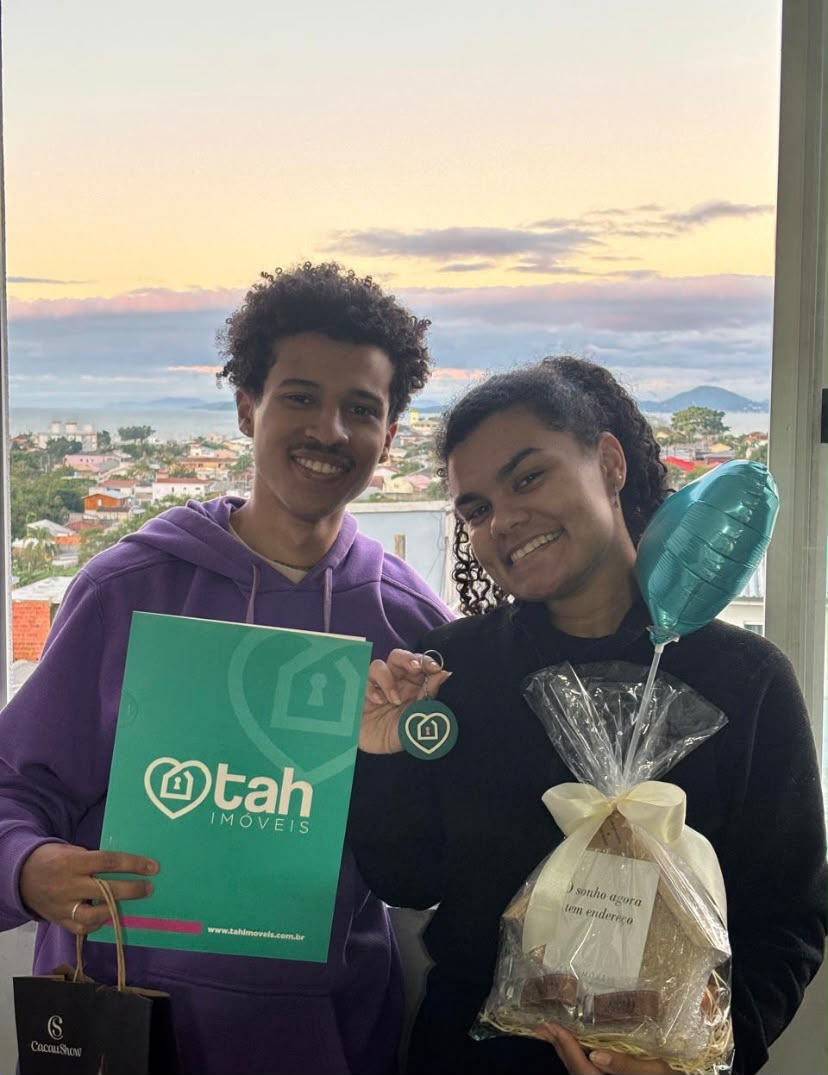 Clientes da Tah Imóveis celebrando a conquista do imóvel