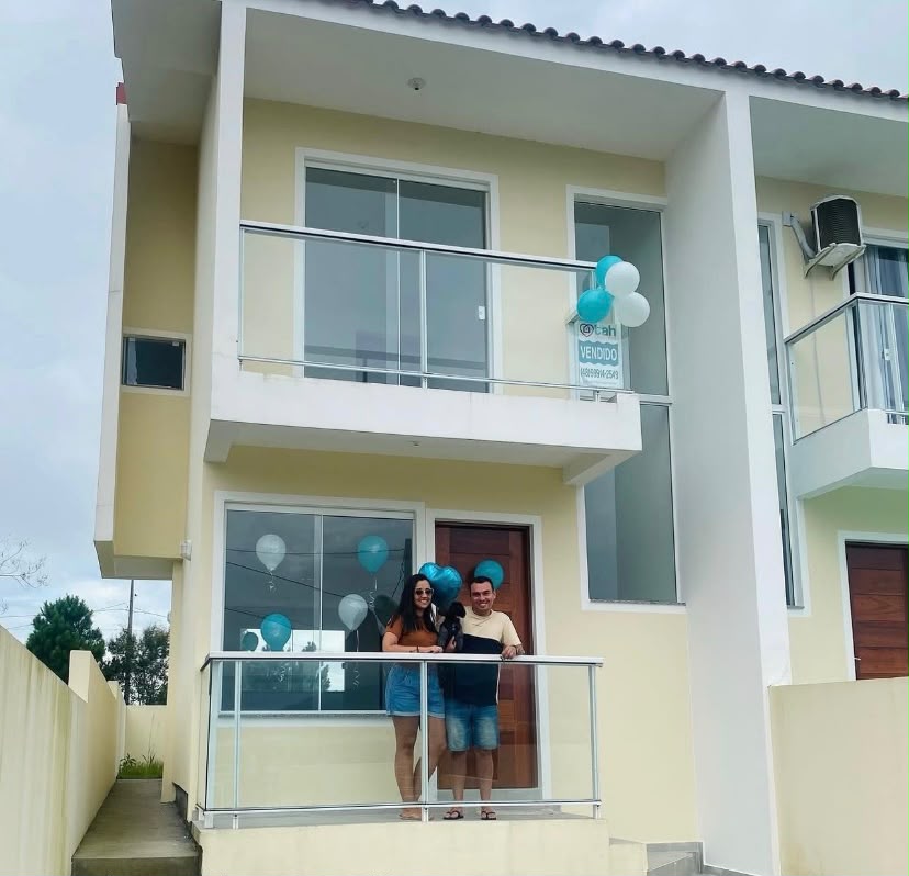 Clientes da Tah Imóveis celebrando a conquista do imóvel