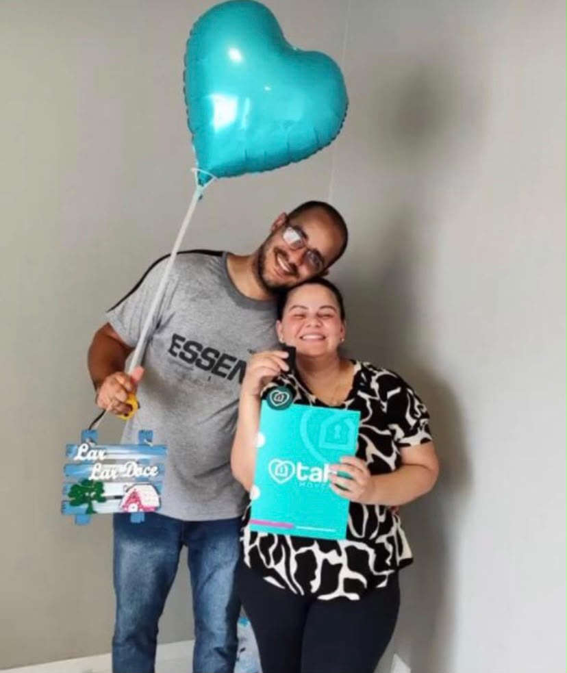 Clientes da Tah Imóveis celebrando a conquista do imóvel